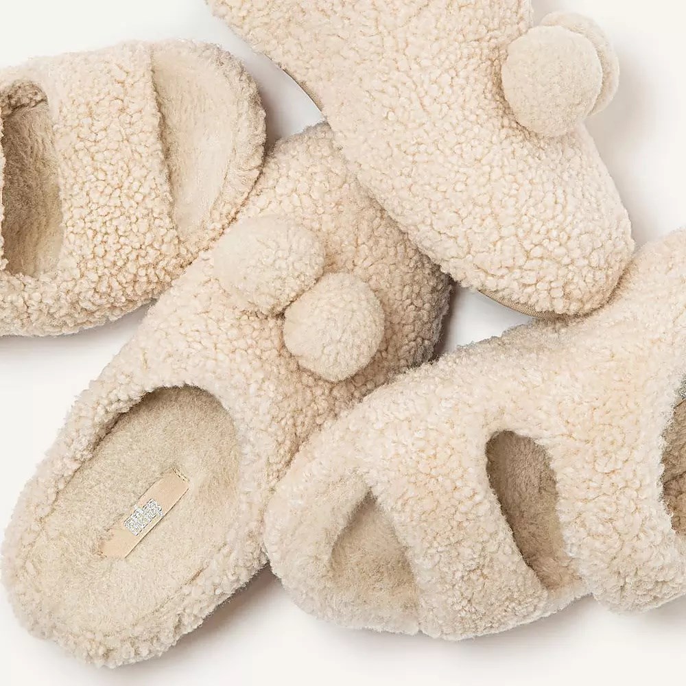 Cream Women's Fitflop SHUV Pom-Pom Shearling Clog Slippers | NZ.36FBC